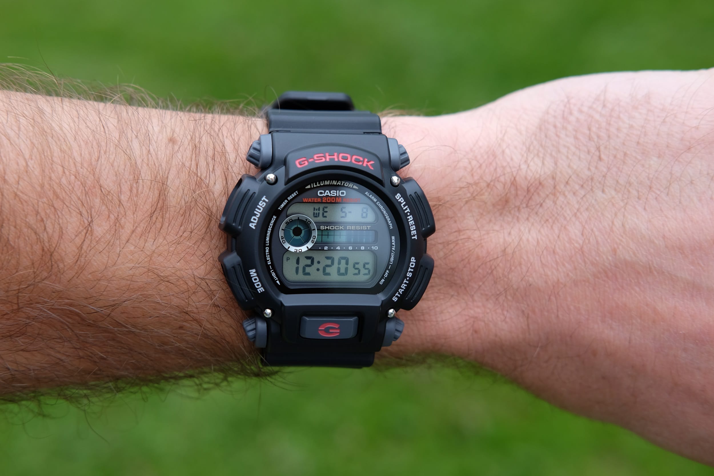 G-SHOCK DW-9052-2海外モデル200M表示